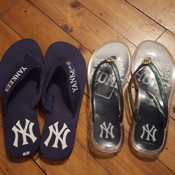 yankees flip flops